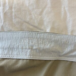 Arc'teryx Women's White and Light Gray Top